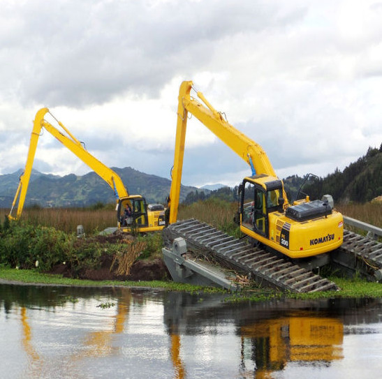 Amphibious Excavator Long Reach 14M , 320 Long Boom Arm Digging The River